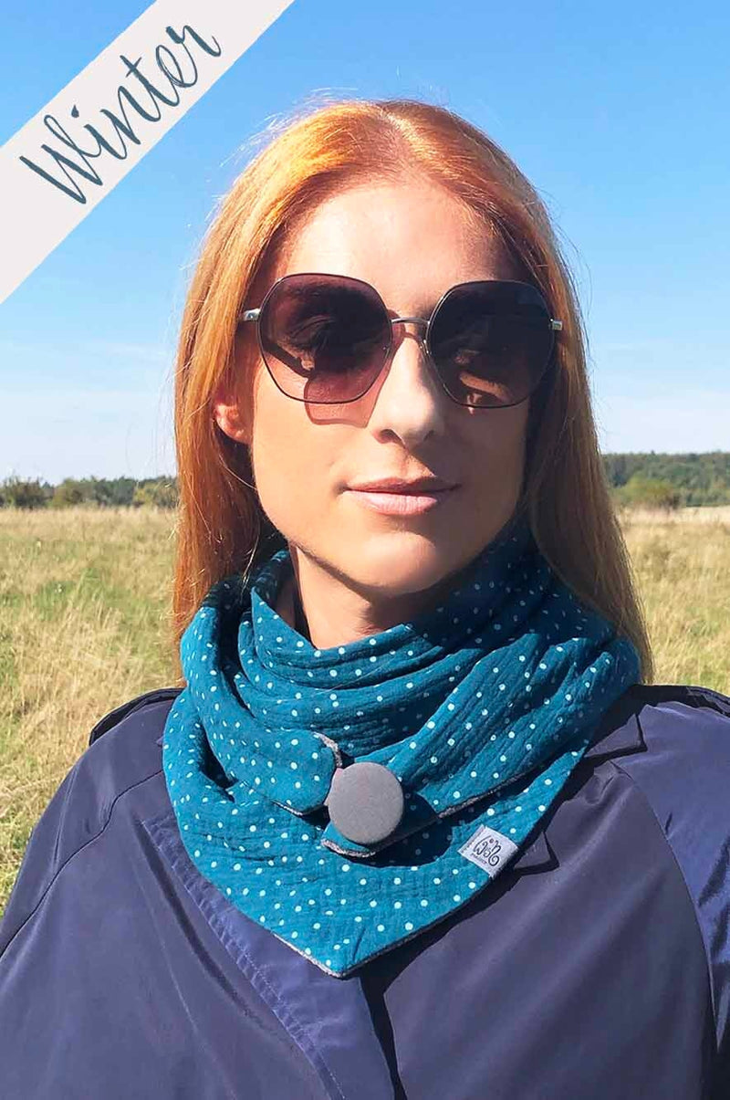 Dreieckstuch WINTER | PünktchenLiebe | Musselin & Petrol - Junge Frau trägt Halstuch Damen aus weichem Baumwollmusselin, Musselintuch, Lieblingstuch , Farbe Petrol mit weißen Pünktchen, Futterstoff Microfaserplüsch grau, Tuch mit Knopf - praktiscg, stylisch, zeitlos, gemütlich, langlebig, made with love for you by wishproject, fair wear