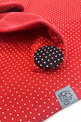 Detail von rotem Tuch aus Baumwolle mit praktischem Knopfverschluss, Motiv kleine Punkte, Futterstoff weich und gemütich, made with Love by wishproject