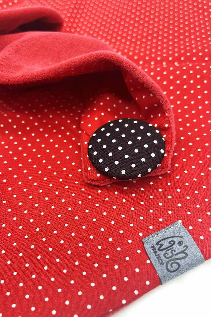 Detail von rotem Tuch aus Baumwolle mit praktischem Knopfverschluss, Motiv kleine Punkte, Futterstoff weich und gemütich, made with Love by wishproject