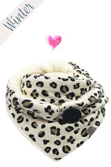 Cremeweißes Dreieckstuch mit Leo-Muster in Schwarz und Braun, gefüttert mit weichem Plüsch