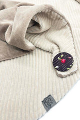 etailansicht Cord Dreieckstuch cremeweiß, feine Rippenstruktur aus Cord-Jersey mit beigem Innenstoff