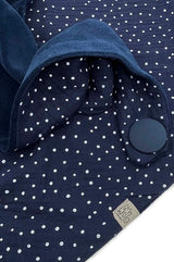 Detailansicht von Dreieckstuch mit Knopf aus Baumwollmusselin in dunkelblau, gefüttert mit weichem Baumwollniki