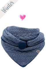 Blaues Dreieckstuch aus weichem Strick mit Knopfverschluss, winterliches Halstuch in zeitlosem Blauton