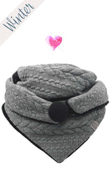 Graues Dreieckstuch aus Strick mit schwarzem Futter und Knopf, minimalistisches Winterhalstuch