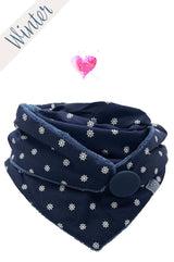 Maritimes Winter-Dreieckstuch in Dunkelblau mit weißem Steuerrad-Muster, gefüttert mit weichem Microfaserplüsch und Knopfverschluss