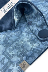 Detailaufnahme eines jeansblauen Dreieckstuchs mit feinem Muster und kuscheligem Winterfutter