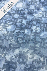 Jeansblaues Dreieckstuch im Winterlook, lässig gewickelt, weich gefüttert und vielseitig kombinierbar