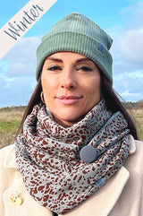 Dreieckstuch Damen mit Knopfbverschluss, Oberstoff Viscose in Salbeigrün, Futterstoff weiches Microfaserplüsch Salbeigrün, wundervolles, gemütliches, praktisches Winteraccessoire