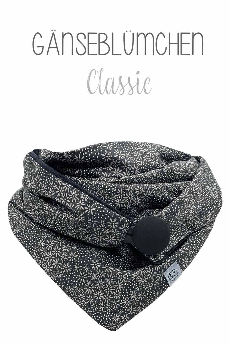 Dreieckstuch | Mini Gänseblümchen | Grau & Schwarz Kuscheltuch wishproject 
Detail von Dreieckstuch winter-Tuch Damen aus Baumwolle schwarz grau mit Knopf , warm, stilvoll, chic, Dreieckstuch mit Knopf aus Baumwolle, gefüttert mit Baumwollnicki, Farbe schwarz mit grauen Mini-Gänseblümchen und Punkten, wie eine Gänseblümchenwiese