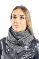 Dreieckstuch | Mini Gänseblümchen | Grau & Schwarz Kuscheltuch wishproject 
Junge Frau trägt Halstuch Damen mit Knopf aus schwarzer Baumwolle mit kleinem Blütenmuster , Fair Wear, handgemacht, made with Love, made in Germany