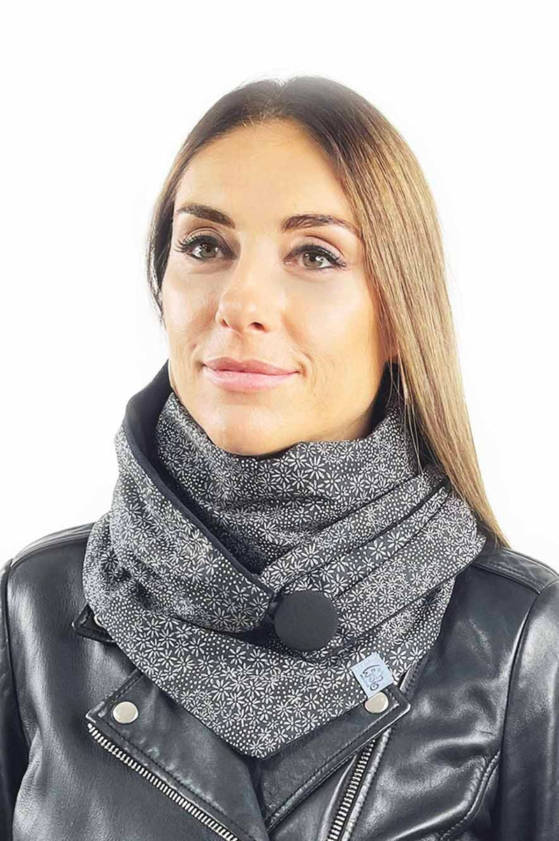 Dreieckstuch | Mini Gänseblümchen | Grau & Schwarz Kuscheltuch wishproject 
Junge Frau trägt Halstuch Damen mit Knopf aus schwarzer Baumwolle mit kleinem Blütenmuster , Fair Wear, handgemacht, made with Love, made in Germany