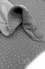 Detail von Halstuch Damen aus Musselin in grau mit Punkten und weichem, flauschigem Baumwollnicki in Hellgrau, Tuch mit Knopf, Label aus recyceltem Meeresplastik, made with Love, made in Germany, langlebig, gemütlich und stylisch