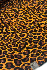 Detailaufnahme des gold-braunen Leo-Viskosestoffs mit weicher Struktur für leichte Dreiecktücher. handgefertigt mit liebe in Thüringer Manufaktur
