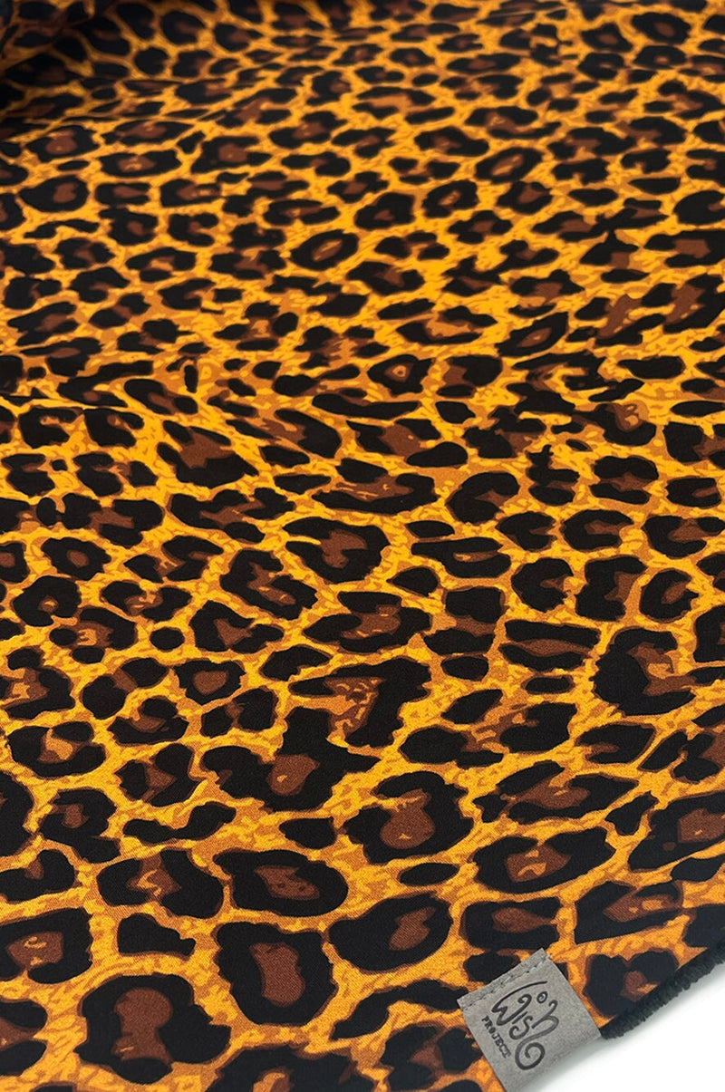 Detailaufnahme des gold-braunen Leo-Viskosestoffs mit weicher Struktur für leichte Dreiecktücher. handgefertigt mit liebe in Thüringer Manufaktur
