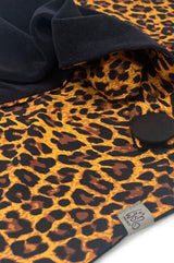 Nahaufnahme des Dreiecktuchs mit Leoparden-Oberstoff, Baumwollnicki-Futter und stoffbezogenem Knopf. fair wear made in germany by wishproject