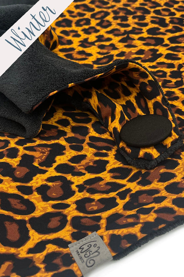 Nahaufnahme des Dreiecktuchs: Leoparden-Oberstoff, schwarzer Microfaserplüsch als Futter und stoffbezogener Knopf