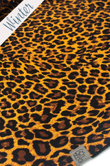 Detailaufnahme des gold-braunen Leo-Viskosestoffs mit weicher Struktur, ideal für Wintertücher und Accessoires.