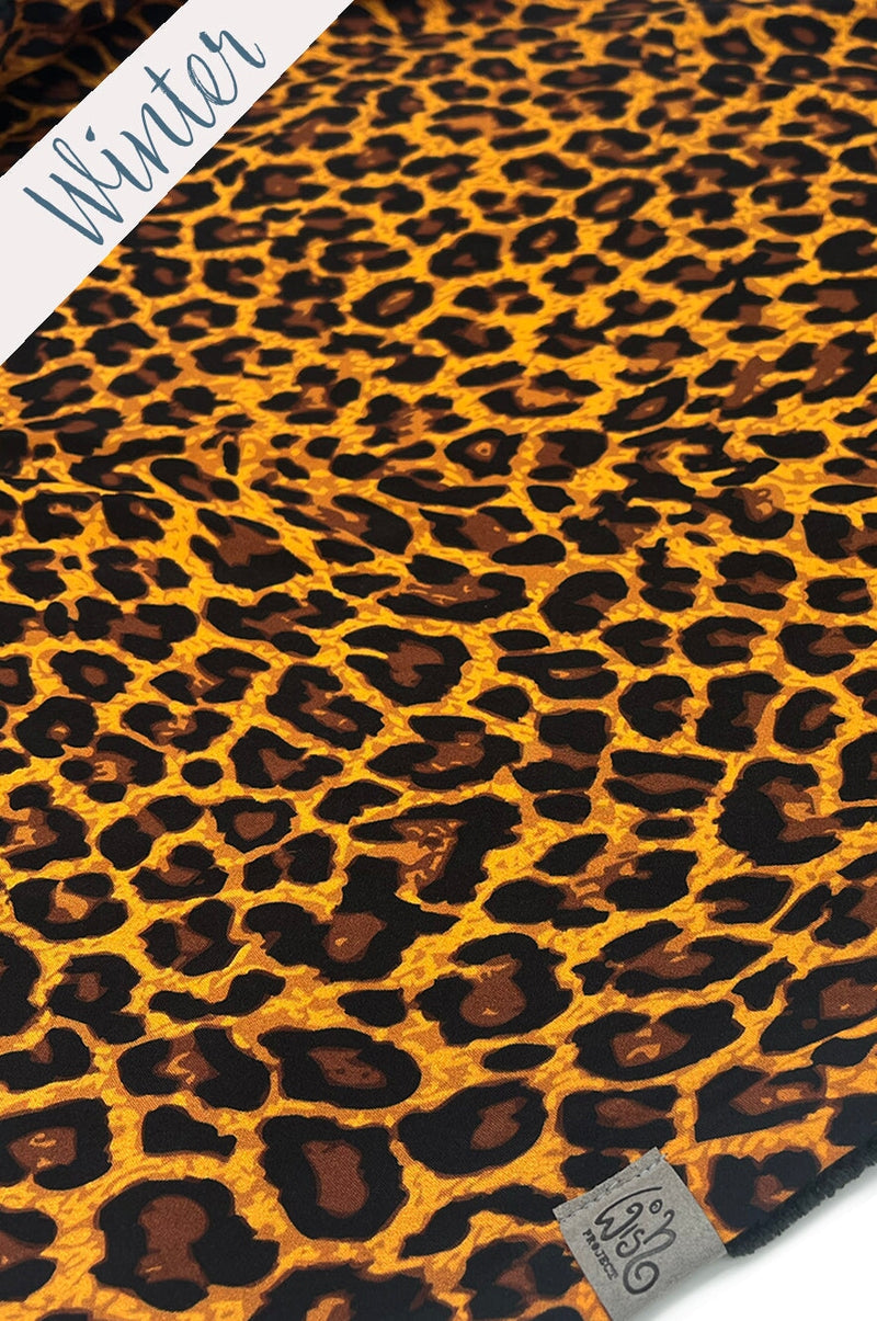 Detailaufnahme des gold-braunen Leo-Viskosestoffs mit weicher Struktur, ideal für Wintertücher und Accessoires.