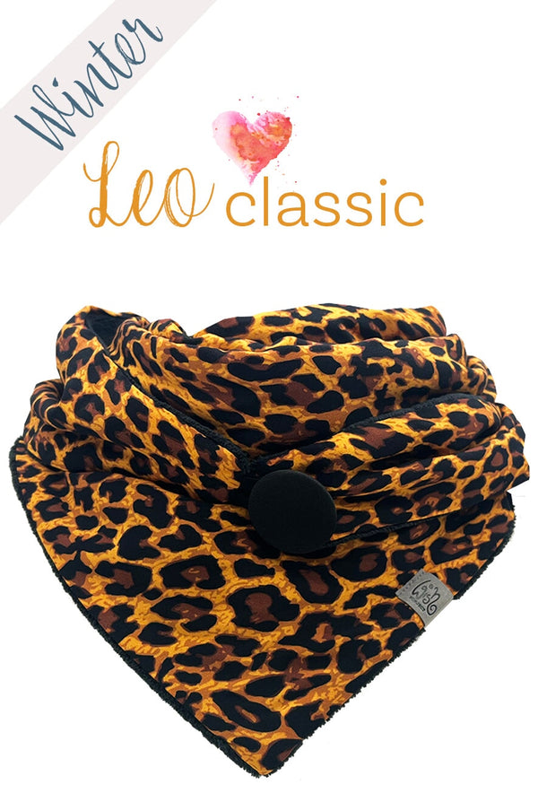 Winter-Dreiecktuch mit warmem Leopardenmuster, weichem Viskose-Oberstoff und flauschigem Microfaserplüsch. Stoffbezogener Knopf als Verschluss.