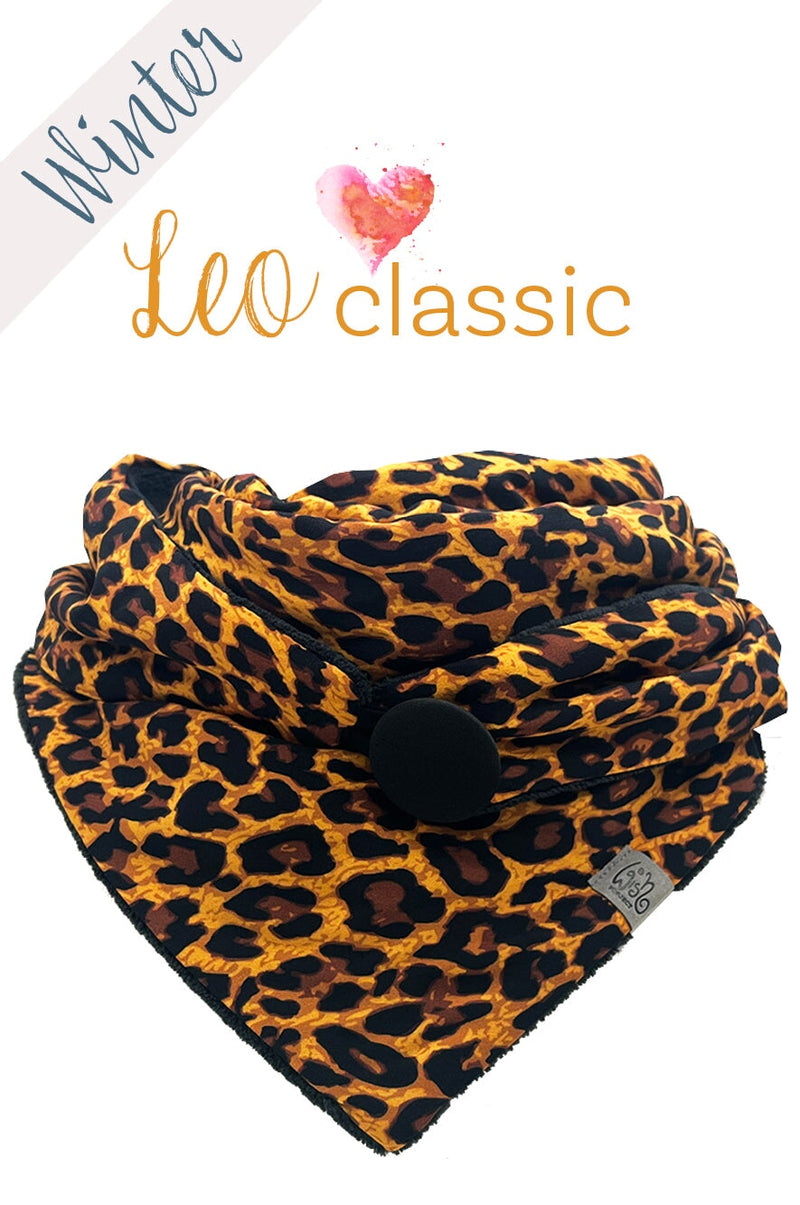 Winter-Dreiecktuch mit warmem Leopardenmuster, weichem Viskose-Oberstoff und flauschigem Microfaserplüsch. Stoffbezogener Knopf als Verschluss.