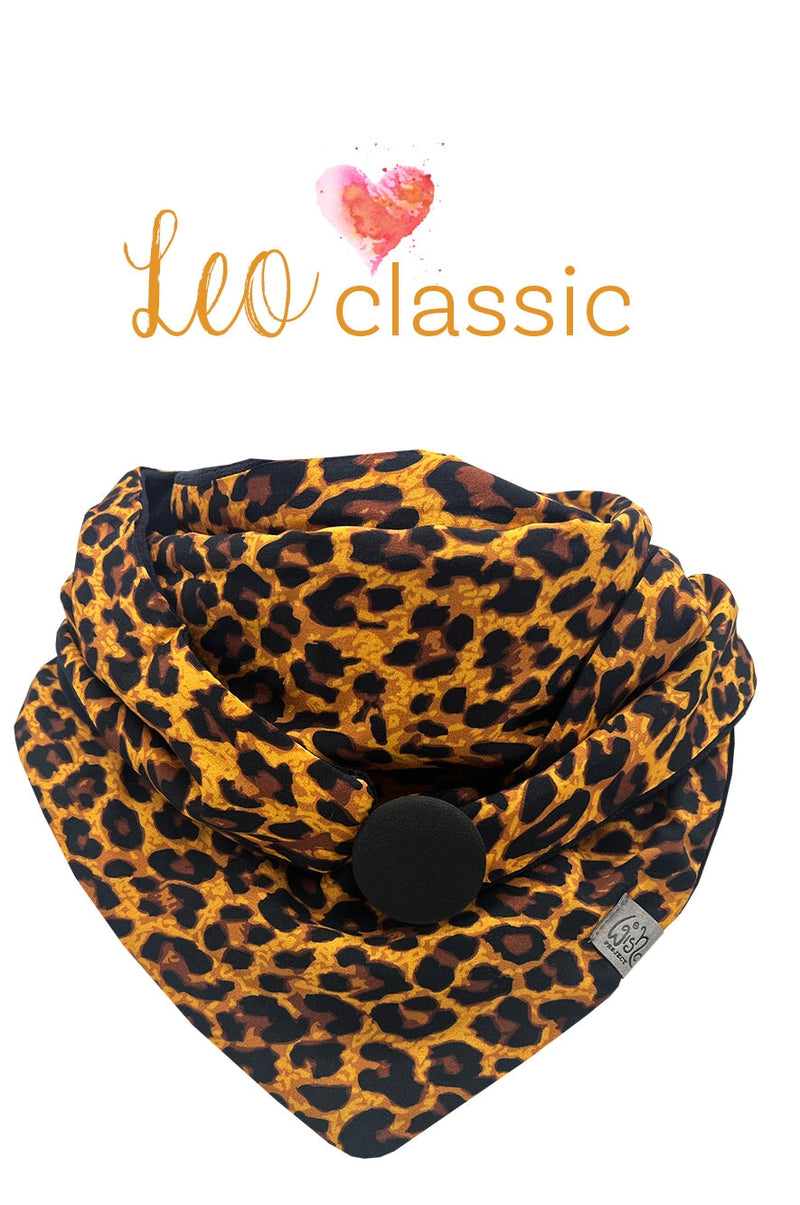 Dreiecktuch mit warmem Leopardenmuster und weichem Baumwollnicki-Futter – Ganzjahresaccessoire mit stoffbezogenem Knopf. handmade with Love by wishproject
