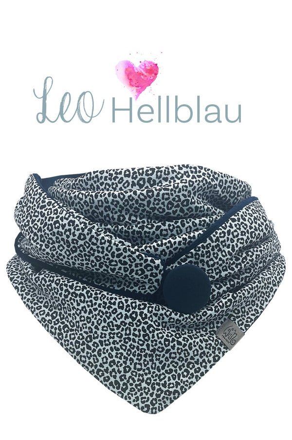 Weiches Dreieckstuch im hellgrünen Leo-Look mit Knopfverschluss – modisches Accessoire für kalte oder milde Tage.