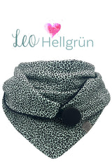 Weiches Dreieckstuch im hellgrünen Leo-Look mit Knopfverschluss – modisches Accessoire für kalte oder milde Tage.