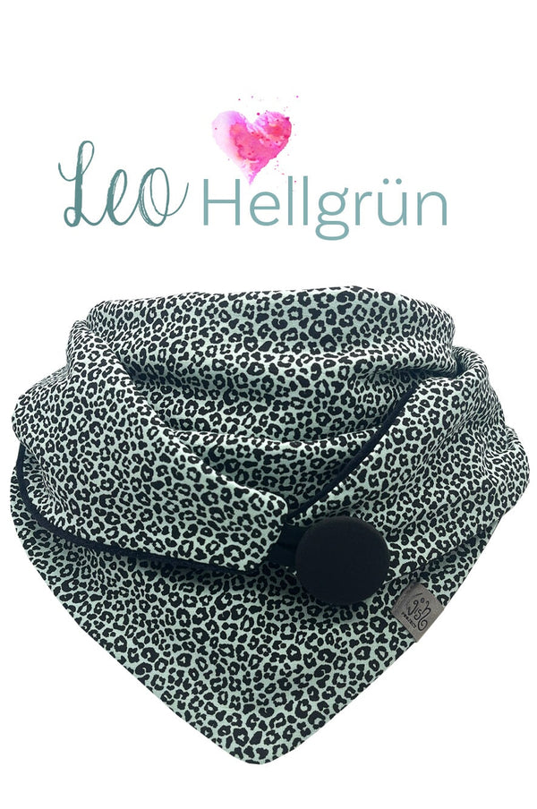 Weiches Dreieckstuch im hellgrünen Leo-Look mit Knopfverschluss – modisches Accessoire für kalte oder milde Tage.