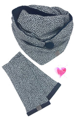 Set aus Dreieckstuch und Armstulpen im hellblauen Leo-Muster mit dunkelblauem Futter – weich, elegant und stilvoll kombiniert.