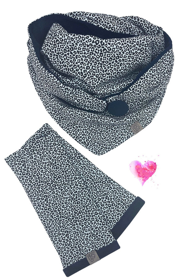 Set aus Dreieckstuch und Armstulpen im hellblauen Leo-Muster mit dunkelblauem Futter – weich, elegant und stilvoll kombiniert.