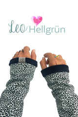 Armstulpen im hellblauem Leo-Design mit blauer Baumwollniki Kante – feine Struktur und liebevoll genähtes Wishproject-Label