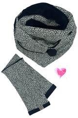 Set aus Dreieckstuch und Armstulpen im hellblauen Leo-Muster mit dunkelblauem Futter – weich, elegant und stilvoll kombiniert.