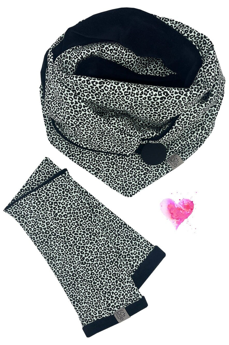 Set aus Dreieckstuch und Armstulpen im hellblauen Leo-Muster mit dunkelblauem Futter – weich, elegant und stilvoll kombiniert.