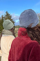 Detailansicht der Cordmütze mit feiner Rippenstruktur und dezentem Label