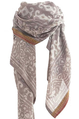 Leichtes Baumwolltuch aus Indien mit filigranem Ornamentmuster und edler Goldkante – handbedruckt in Kerala.