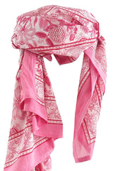 Großes handbedrucktes Baumwolltuch in Rosa mit floralem Muster aus Indien – vielseitig als Pareo, Strandtuch oder Halstuch.
