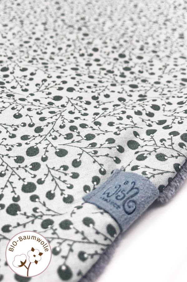 Detail von Halstuch Damen hellgrün mit dunkelgrünen ornamenten  aus Bio-Baumwolle label aus recyceltem Meeresplastik mit wishproject logo print