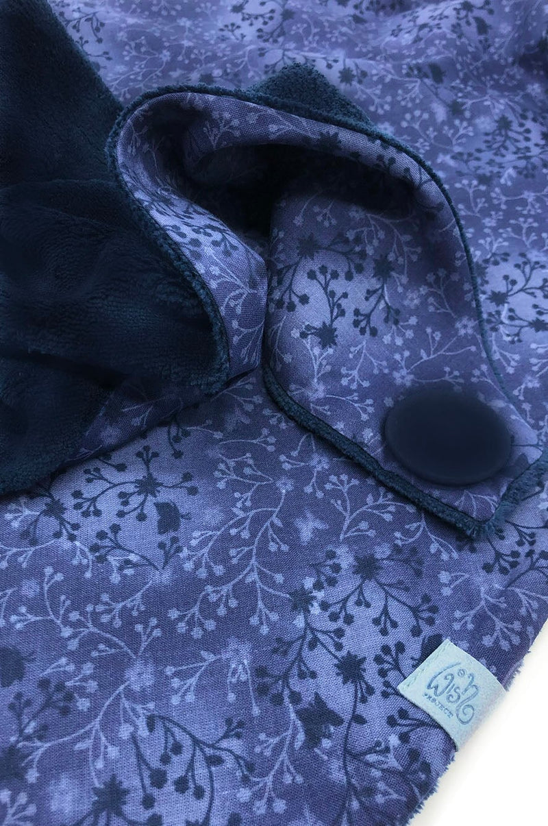 Detail von Winter-Schal dunkelblau mit mit Knopf , warm, praktisch und ein schickes Accessoire 