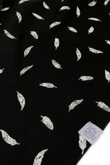 Detail von damen Halstuch schwarz mit Federmotiv weiß
