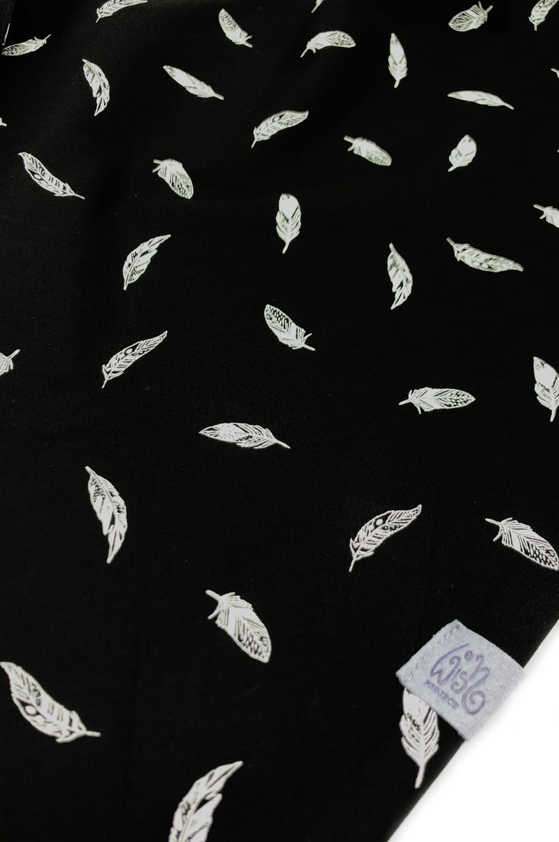 Detail von damen Halstuch schwarz mit Federmotiv weiß