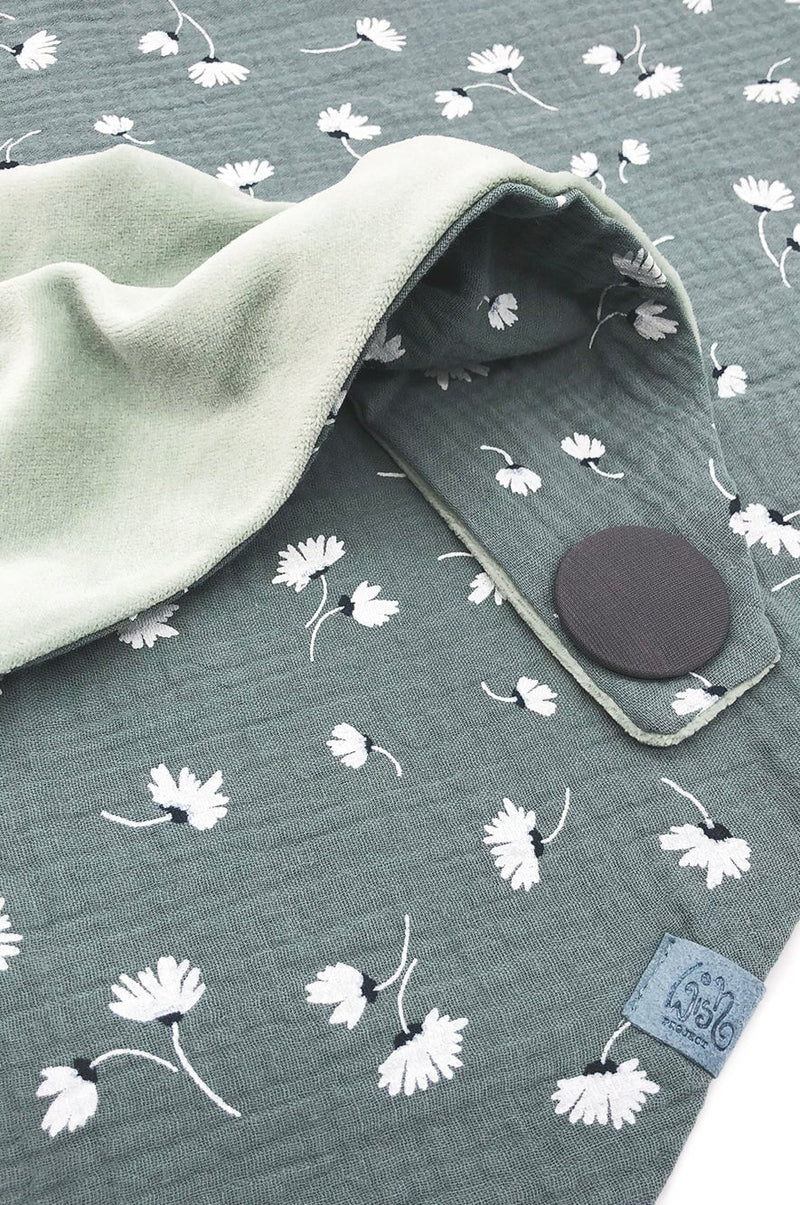 Detail von Halstuch Damen hellgrün grau mit Gänseblümchen Motiv, Label aus recyceltem Meeres-Plastik, Liebe Deinen Planeten! nachhaltige, schöne Mode 