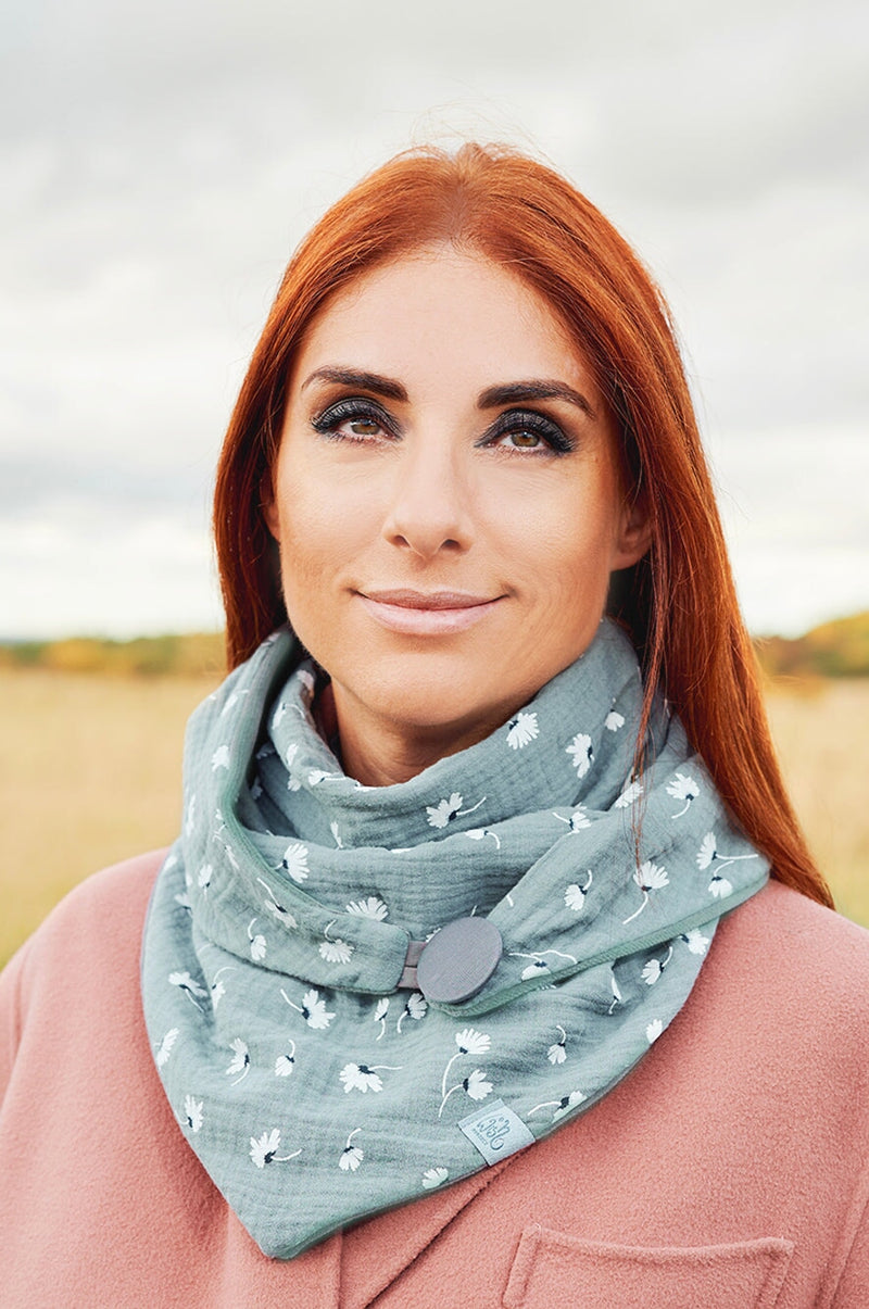 Junge Frau trägt Halstuch Damen, Musselintuch, Dreieckstuch Farbe Grün Grau mit Gänseblümchen Motiv Futterstoff dusty mint, hellgrün, Mint-Grün, made with Love by wishproject, nachhaltig, slow fashion, sustainable, schön, chic und wärmend
