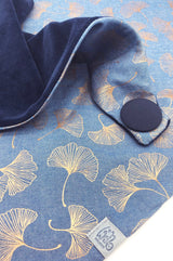 Detail von Dreieckstuch mit Knopf Jeansblau mit Ginkgo Motiv schimmernd golden, gefüttert mit Baumwollnicki dunkelblau , Label aus recyceltem Meeresplastik
