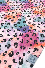 Detail von Dreieckstuch Leo Bunt in Pastellfarben fair wear, sustainable, nachhaltig, slow fashion, Label aus recyceltem Meeresplastik