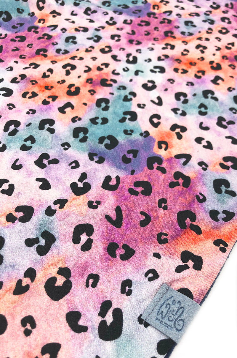 Detail von Dreieckstuch Leo Bunt in Pastellfarben fair wear, sustainable, nachhaltig, slow fashion, Label aus recyceltem Meeresplastik