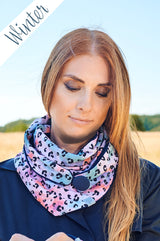 Junge Frau trägt Halstuch Damen Muster Animal Print Leopard Pastell Bunt mit Dunkelblauem Baumwollnicki Futter und Knopf