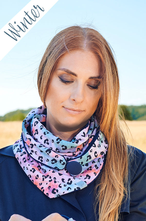 Junge Frau trägt Halstuch Damen Muster Animal Print Leopard Pastell Bunt mit Dunkelblauem Baumwollnicki Futter und Knopf