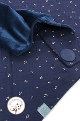 Detail von Bio Dreieckstuch dunkelblau mit Mini-Kirschen aus Musselin , Futterstoff Baumwollnicki, praktisch, warm und chic 