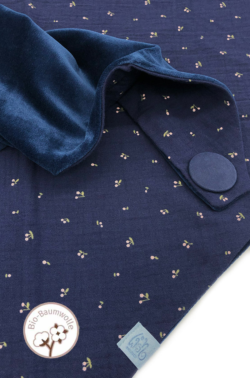 Detail von Bio Dreieckstuch dunkelblau mit Mini-Kirschen aus Musselin , Futterstoff Baumwollnicki, praktisch, warm und chic 