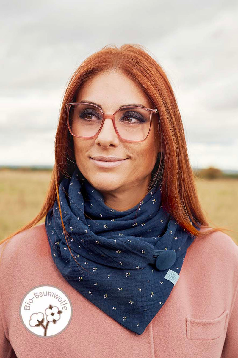 Halstuch Damen aus Bio-Baumwolle. Dreieckstuch mit Knopf , Musselin-Tuch, dunkelblau, navy mit kleinen Kirschen. Chic, wärmend und schön. made with love by wishproject.